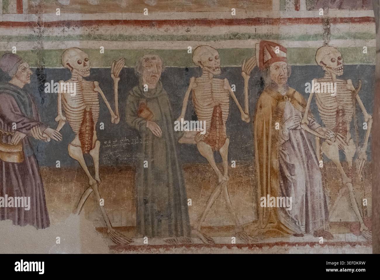 Fresque médiévale de danse de la mort à Hrastovlje Slovénie montrant des squelettes dirigeant l'église et des figures nobles Banque D'Images