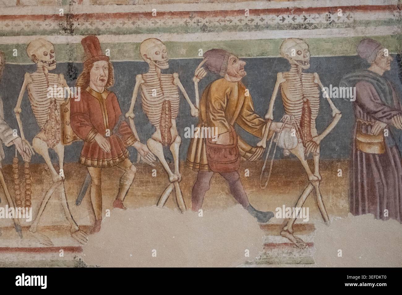 Détail de fresque danse Macabre dans l'église Sainte Trinité Hrastovlje Slovénie avec cortège squelettique et figures médiévales Banque D'Images
