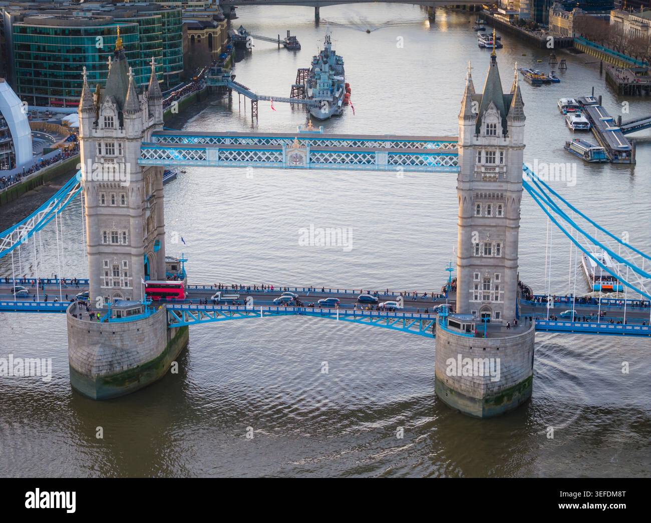 Tower Bridge. Photo drone aérien. Gros plan du panorama du London Tower Bridge au coucher du soleil Banque D'Images