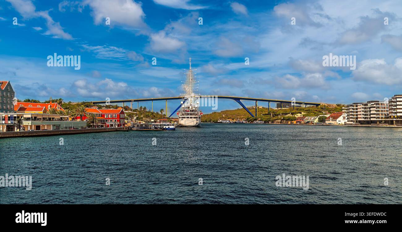 Une vue sur la baie de Saint Anna vers le pont de la Reine Juliana à Willemstad, Curaçao par un matin lumineux Banque D'Images