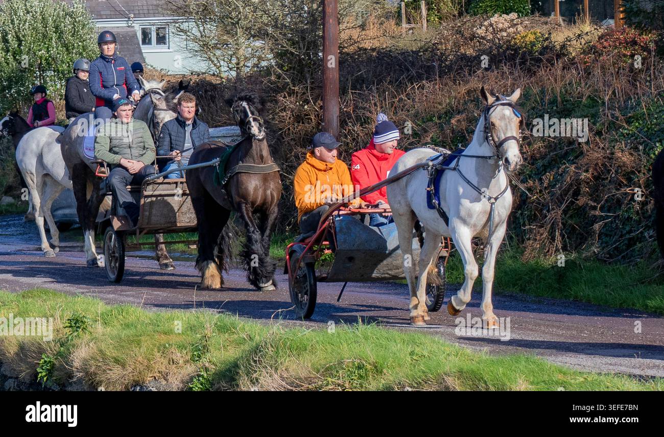 Poney et piège étant conduit par 2 personnes Banque D'Images