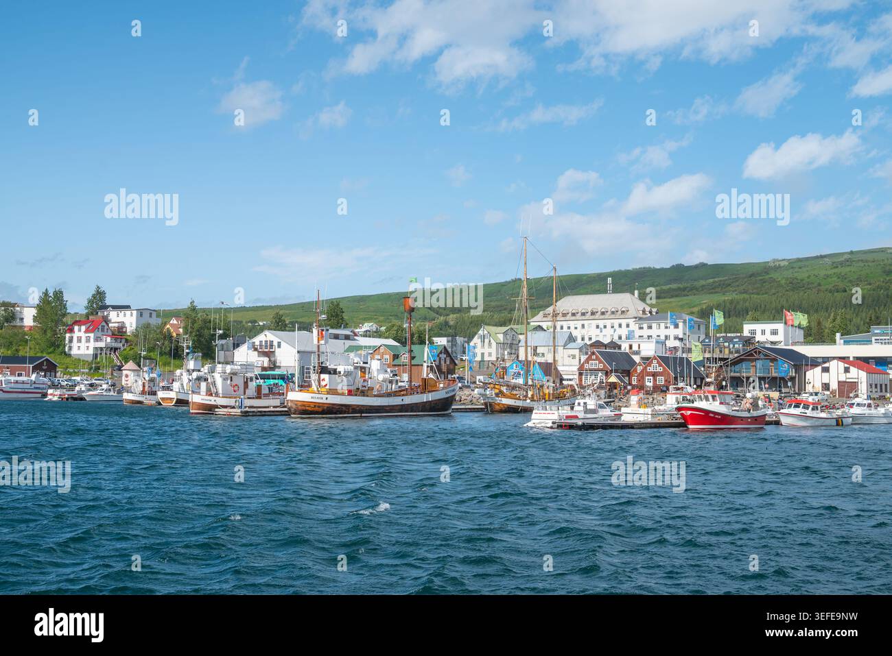 Husavik Islande le 6 juillet. 2025 : bateaux dans le port de la ville par une journée ensoleillée d'été Banque D'Images