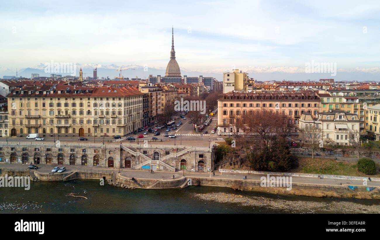 Vue aérienne de la mole Antonelliana s'élevant au-dessus de l'horizon de la ville avec le fleuve po au premier plan et les Alpes enneigées au loin Turin, Pie Banque D'Images