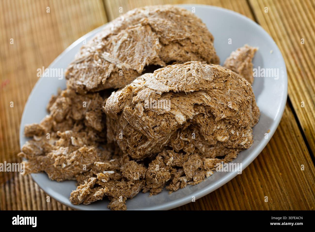 Dessert traditionnel russe halva de tournesol à l'assiette Banque D'Images