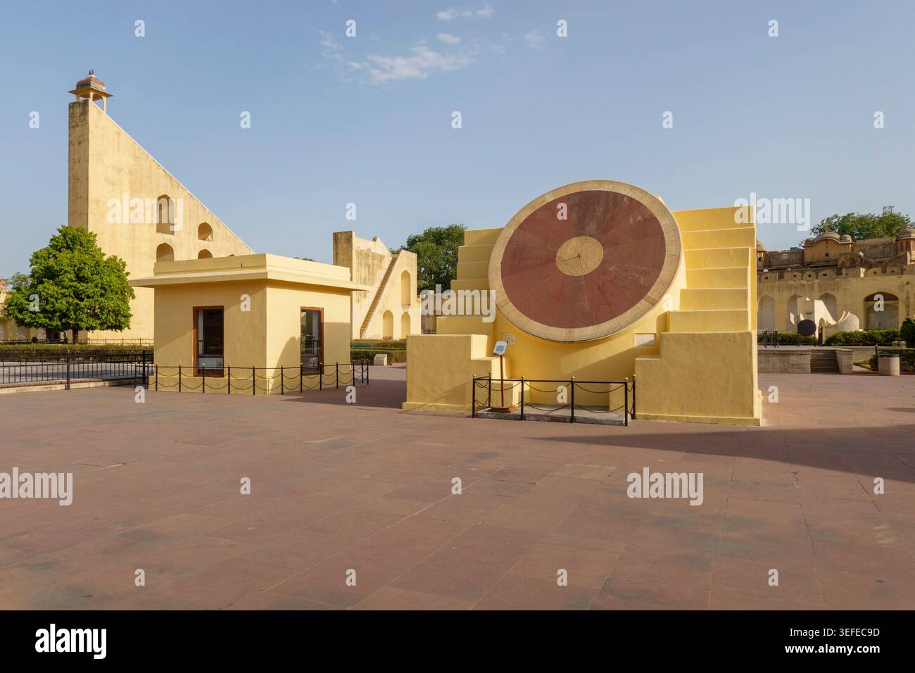 Les instruments astronomiques de Jantar Mantar y compris le cadran solaire équinoctial Samrat Yantra à Jaipur, Rajasthan, Inde Banque D'Images