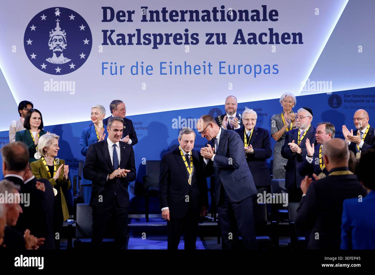 Le premier ministre grec Kyriakos Mitsotakis (Nouvelle démocratie), l'économiste et lauréat Mario Draghi, ancien chef de la BCE, et le chancelier fédéral Friedrich Merz (CDU) lors de la remise du Prix international Charlemagne à Aix-la-Chapelle 2026. Aix-la-Chapelle, 14.05.2026 Banque D'Images