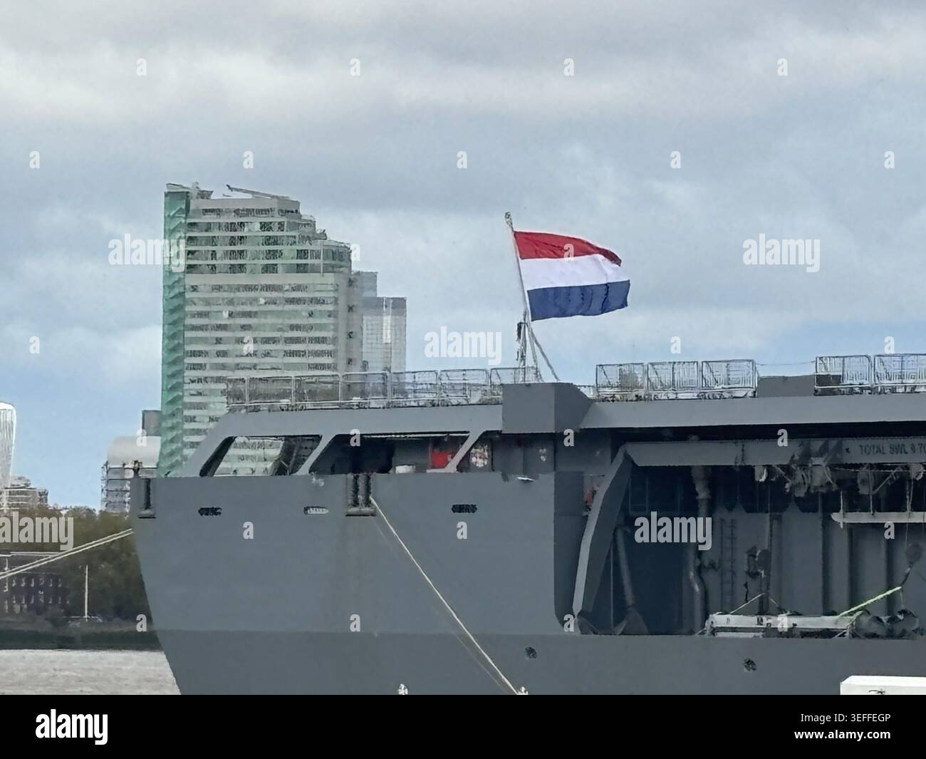 GROS PLAN SUR LE QUAI DE TRANSPORT AMPHIBIE DE LA ROYAL NETHERLANDS NAVY HNLMS JOHAN DE WITT L801 VOLANT LES FLAF NÉERLANDAISES LORS D'UNE VISITE SUR LA TAMISE GREENWICH - Image de stock capturée avec un smartphone