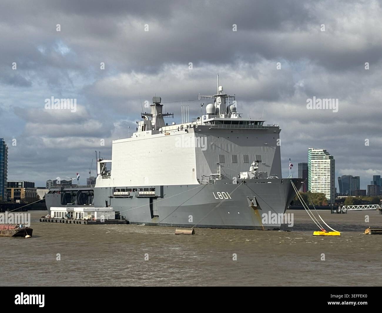 LE HNLMS JOHAN DE WITT A AMARRÉ LE LONG DE LA TAMISE À LONDRES EN 2025 LORS DE LA VISITE DES NAVIRES AMPHIBOUS DE L’OTAN - Image de stock capturée avec un smartphone