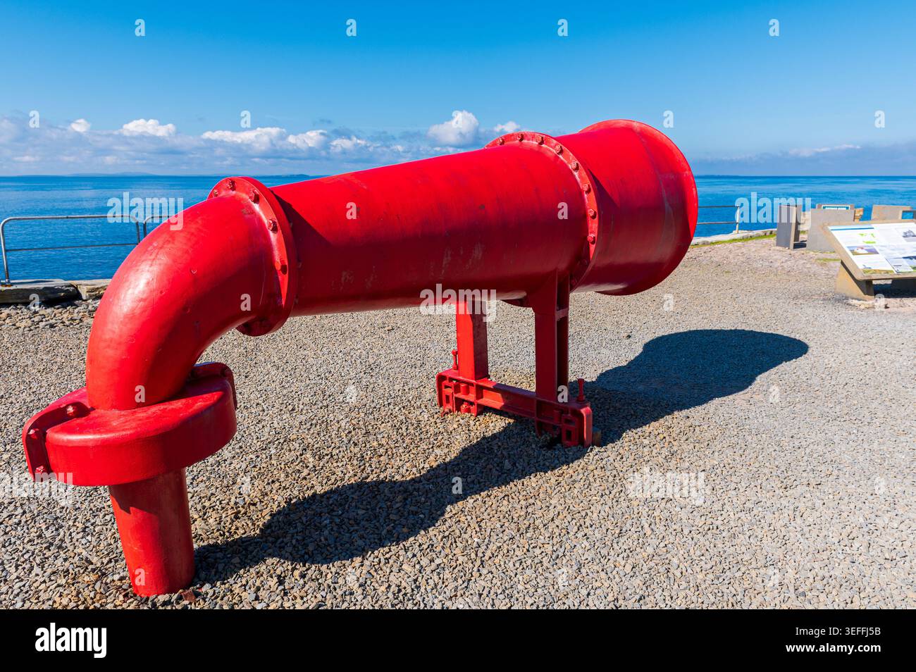 Grande corne de brouillard rouge sur le site de John o' Groats, au nord de l'Écosse, par une journée ensoleillée Banque D'Images