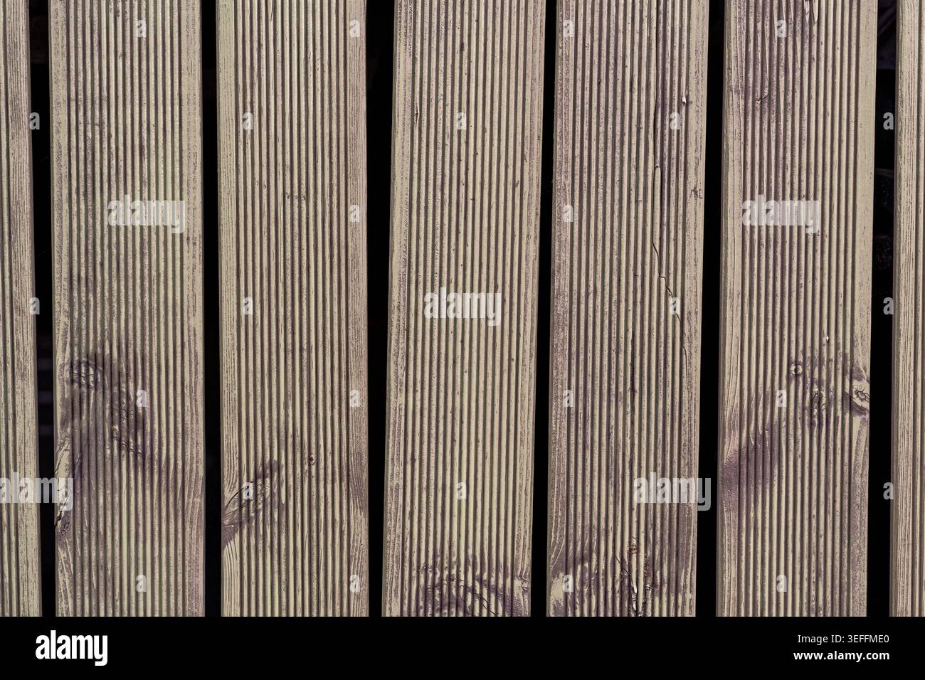 Gros plan de la texture des lattes verticales en bois altérées Banque D'Images