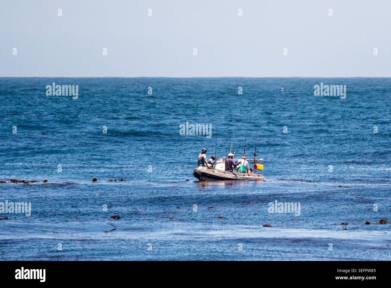 petit canard en caoutchouc ou canot avec un groupe de pêcheurs ou d'hommes avec des cannes à pêche sur un loisir ou une activité récréative sur la mer concept aventure, plaisir Banque D'Images