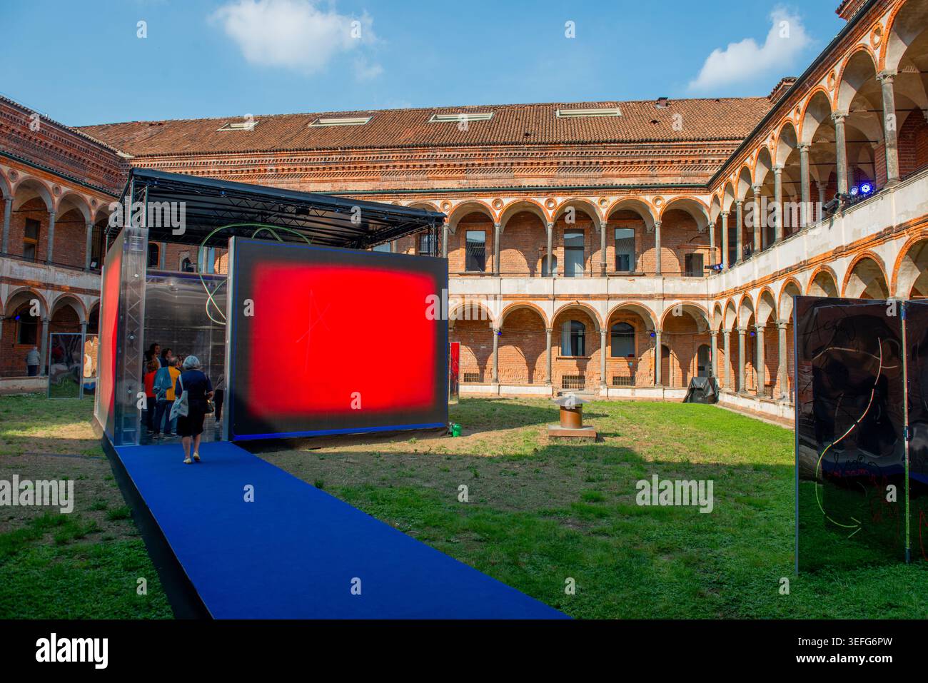 Milan Italie 20 avril 2026 : L'image capture une vue suggestive du Cortile d'Onore de l'Université de Milan (Ca' Granda) pendant Milan Design Wee Banque D'Images