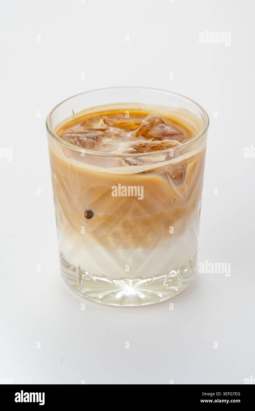 Café latte glacé dans un verre en cristal Banque D'Images