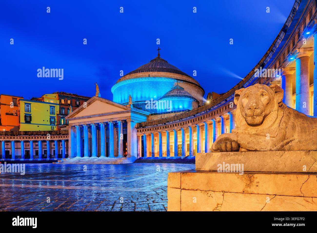 Naples, Italie. L'église de San Francesco di Paola sur la Piazza del Plebiscito, la place principale de la ville. Banque D'Images