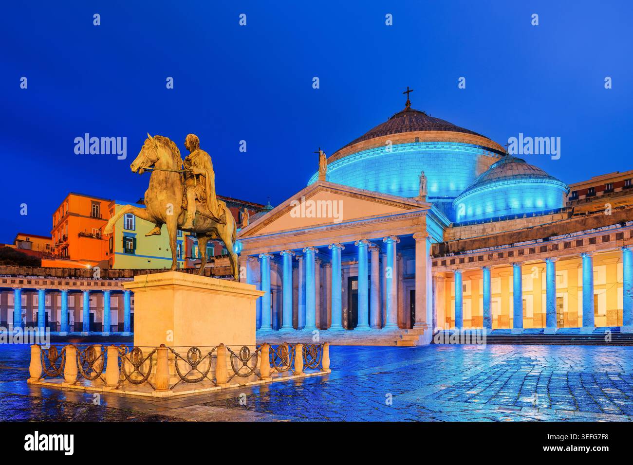 Naples, Italie. L'église de San Francesco di Paola et le monument de Charles VII de Naples sur la Piazza del Plebiscito. Banque D'Images