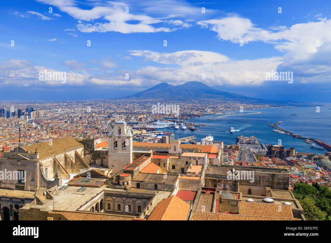Naples, Italie. Vue sur le golfe de Naples et le Vésuve depuis Castel Sant'Elmo. Banque D'Images