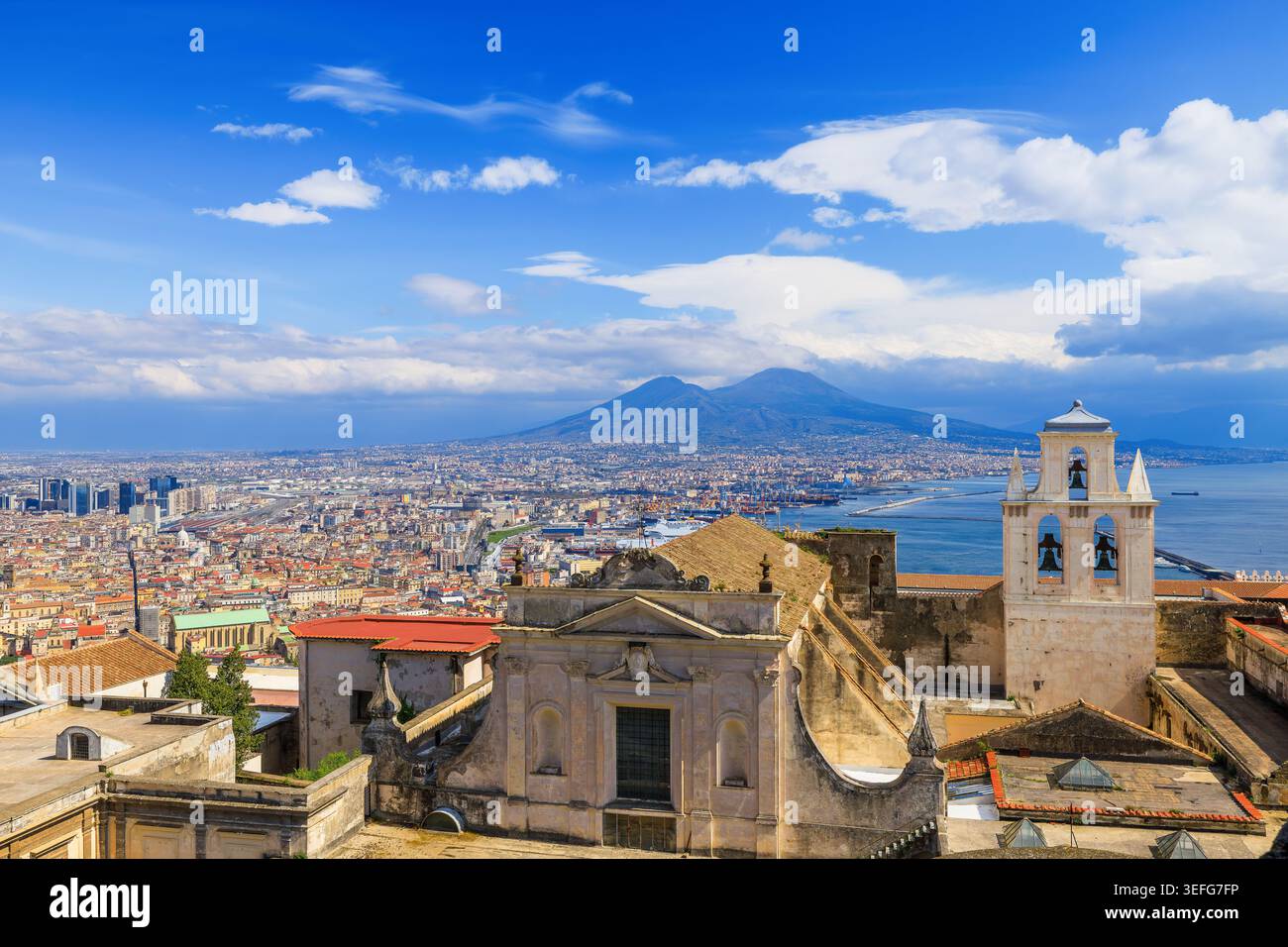 Naples, Italie. Vue sur le golfe de Naples et le Vésuve depuis Castel Sant'Elmo. Banque D'Images