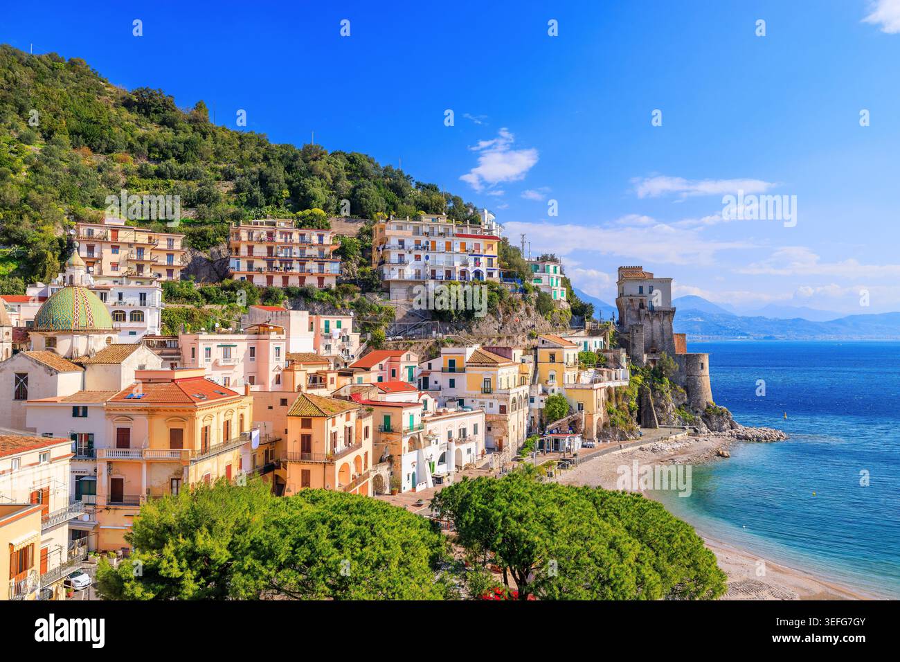 Côte amalfitaine, Italie. Vue sur la ville de Cetara et la côte amalfitaine. Banque D'Images