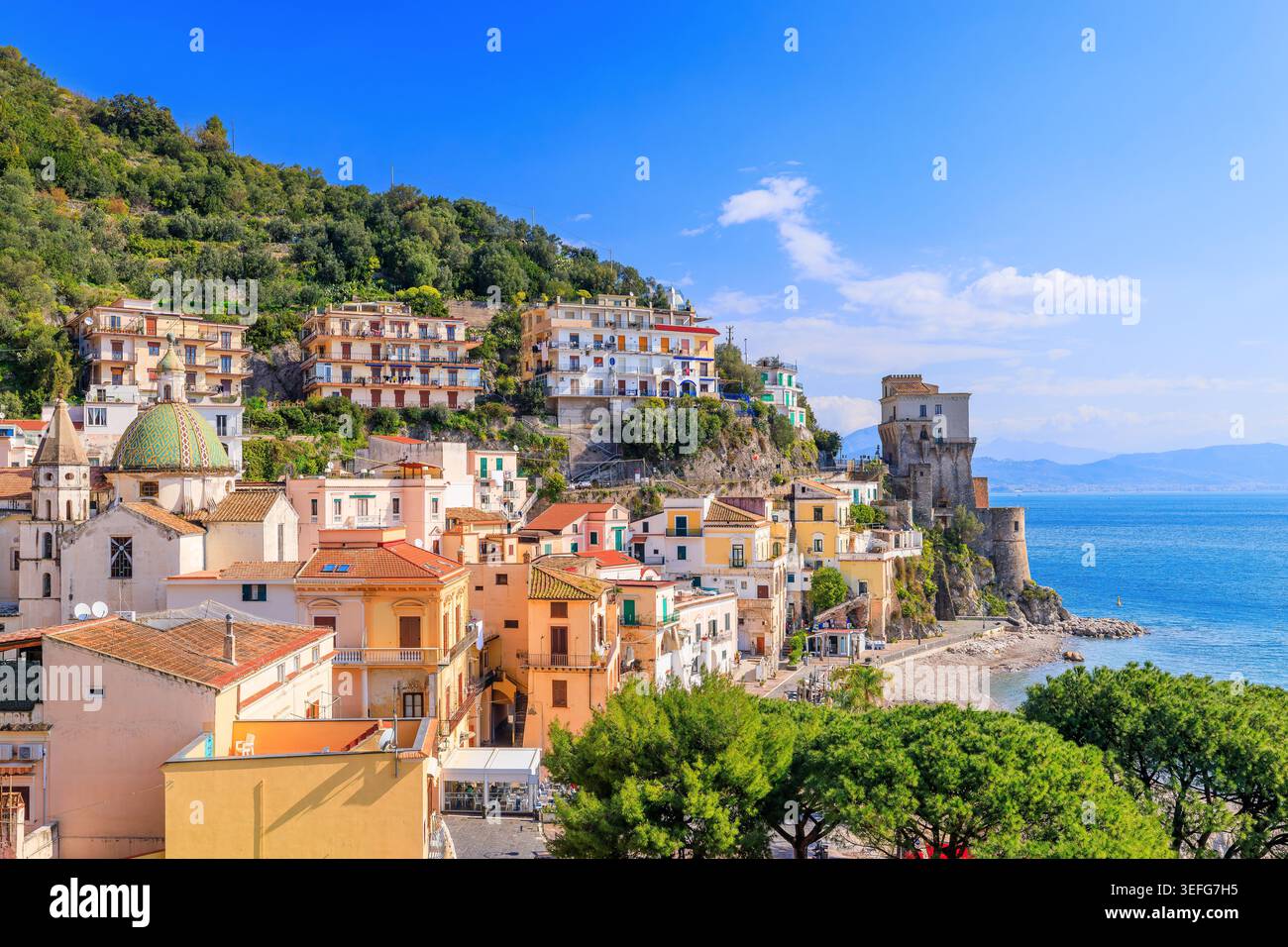 Côte amalfitaine, Italie. Vue sur la ville de Cetara et la côte amalfitaine. Banque D'Images