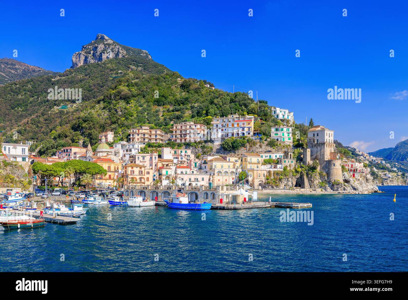 Côte amalfitaine, Italie. Vue sur la ville de Cetara et la côte amalfitaine. Banque D'Images