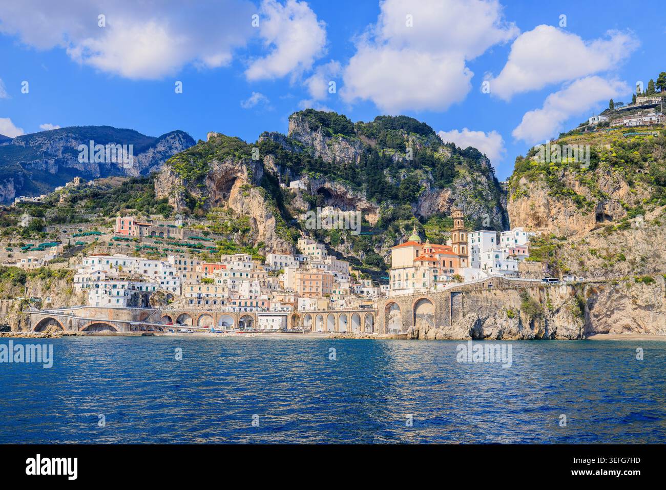 Côte amalfitaine, Italie. Vue sur la ville d'Atrani et la côte amalfitaine. Banque D'Images