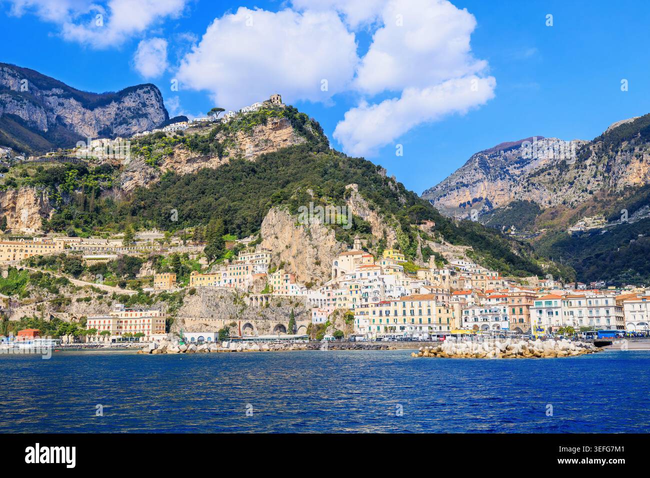 Côte amalfitaine, Italie. Vue sur la ville d'Amalfi et la côte amalfitaine. Banque D'Images