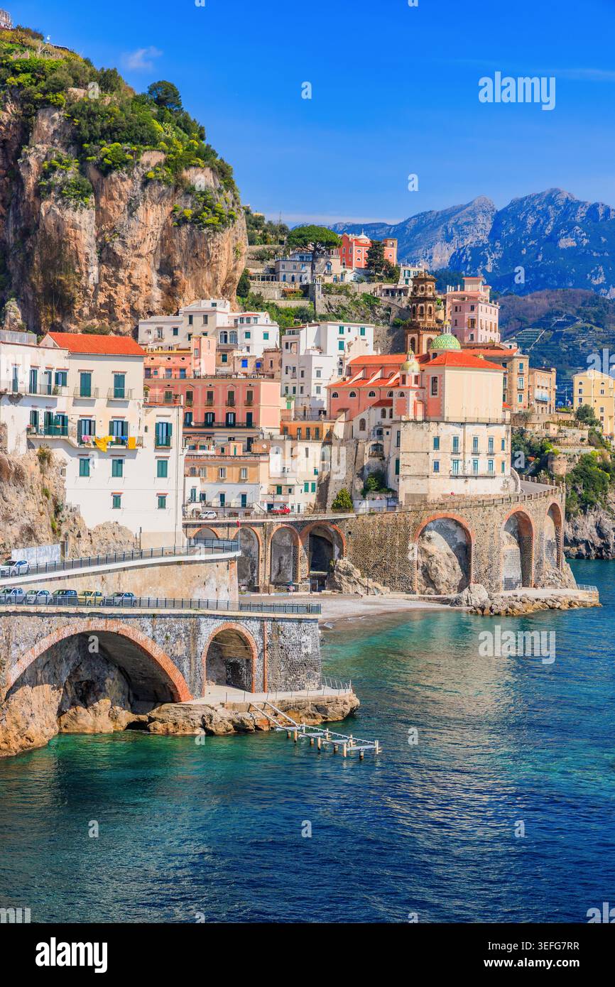 Côte amalfitaine, Italie. Vue sur la ville d'Atrani et la côte amalfitaine. Banque D'Images