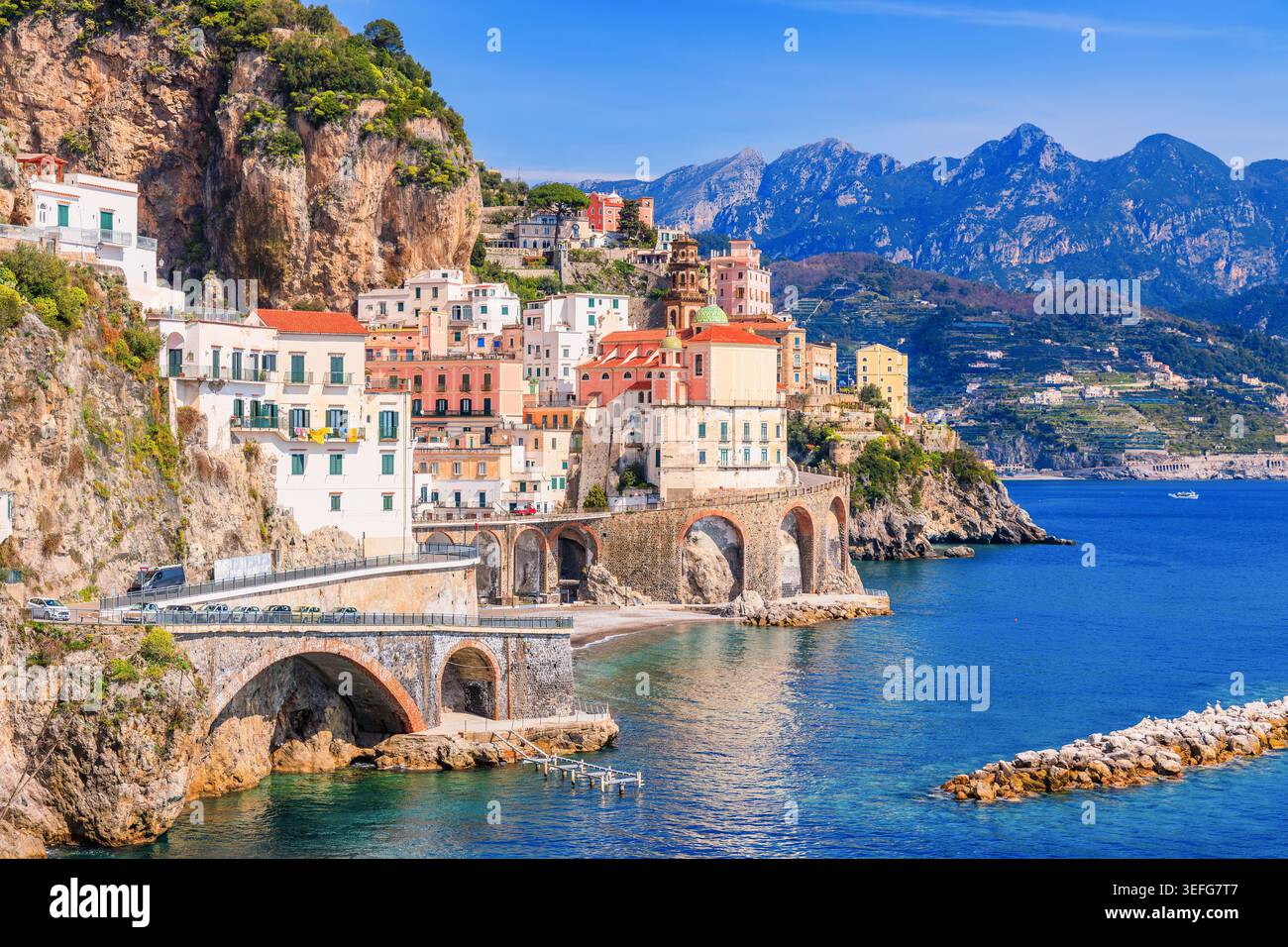 Côte amalfitaine, Italie. Vue sur la ville d'Atrani et la côte amalfitaine. Banque D'Images
