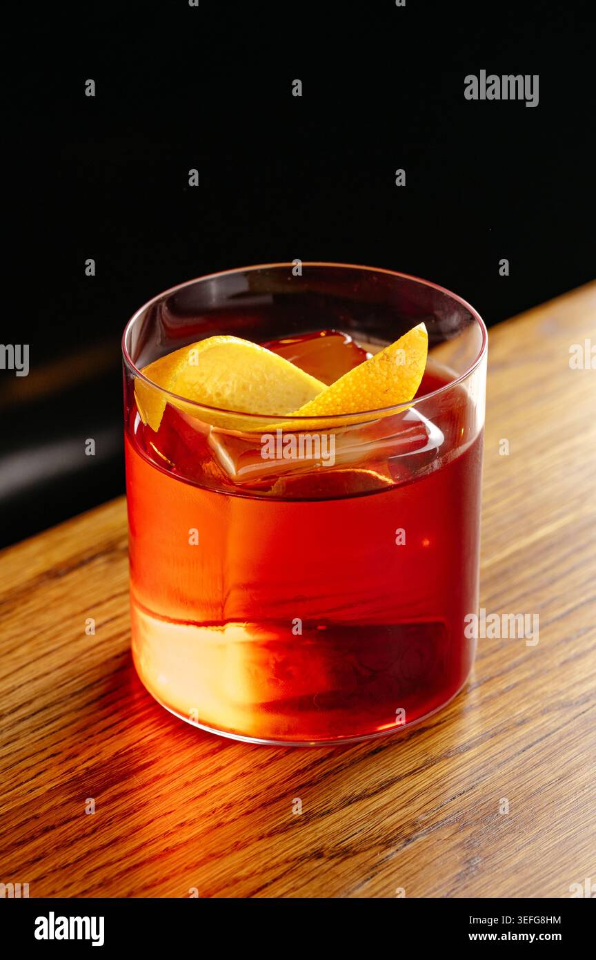 Un cocktail negroni classique avec une garniture orange Banque D'Images