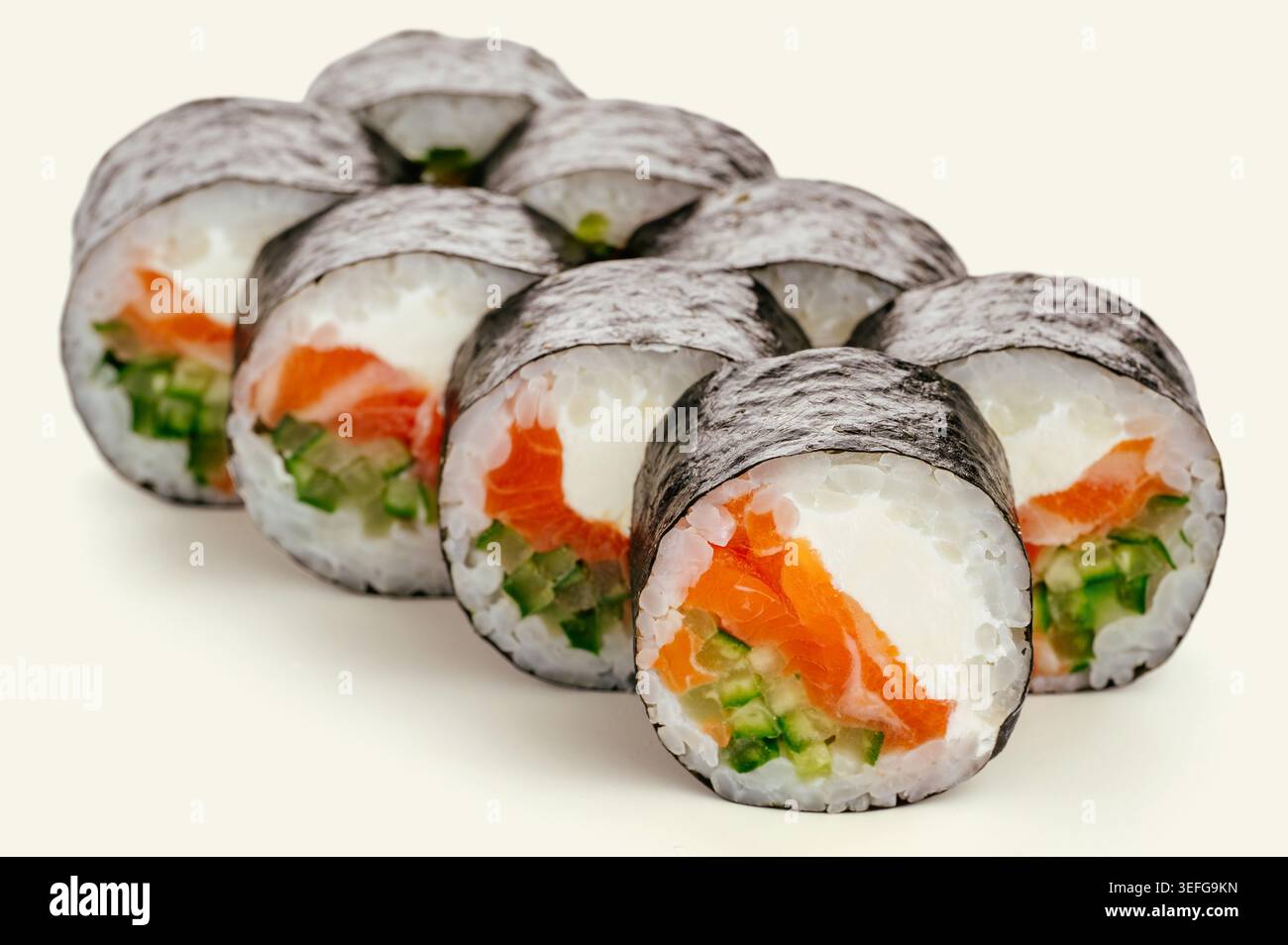 rouler avec du poisson, du concombre et du fromage à la crème Banque D'Images