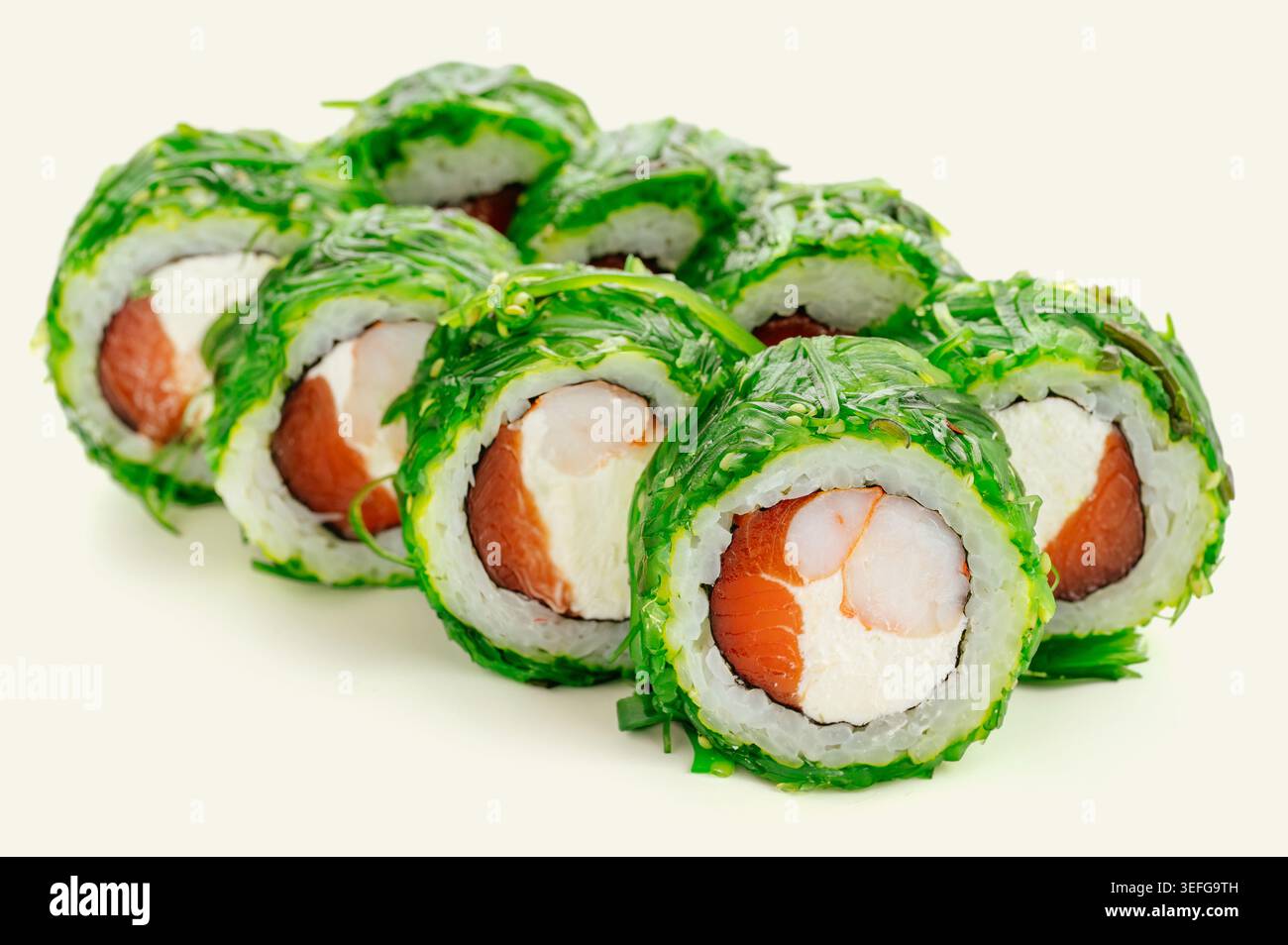 rouleau de sushi avec crevettes, saumon et salade de chuka Banque D'Images