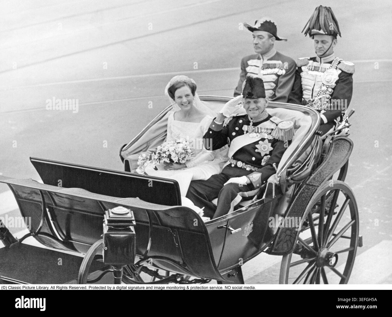 Margrethe II du Danemark. Mariage le 10 juin 1967 entre la princesse héritière Margrethe et le prince Henrik. Margrethe dans une calèche avec son père le roi Frédéric IX de Danemark. À cette époque Margrethe était couronne-princesse et héritière du trône, elle est devenue reine du Danemark le 15 janvier 1972. Banque D'Images