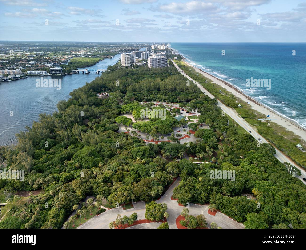 Vue aérienne d'un parc côtier luxuriant entre l'océan Atlantique et Intracoastal Waterway avec des immeubles de grande hauteur dans la distance Boca Raton, Floride Banque D'Images