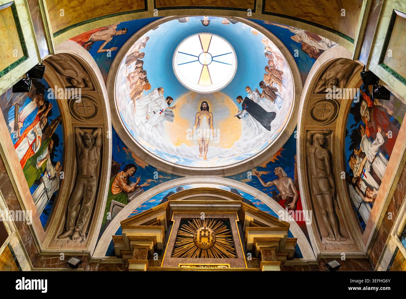 Peintures religieuses colorées décorant le plafond du dôme de Basilica di San Crisogono à Rome Banque D'Images
