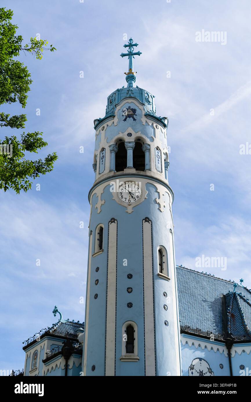 Vue de la tour Art Nouveau Blue Church avec son horloge distinctive et sa façade bleue sous un ciel clair à Bratislava, région de Bratislava, Slovaquie. Banque D'Images