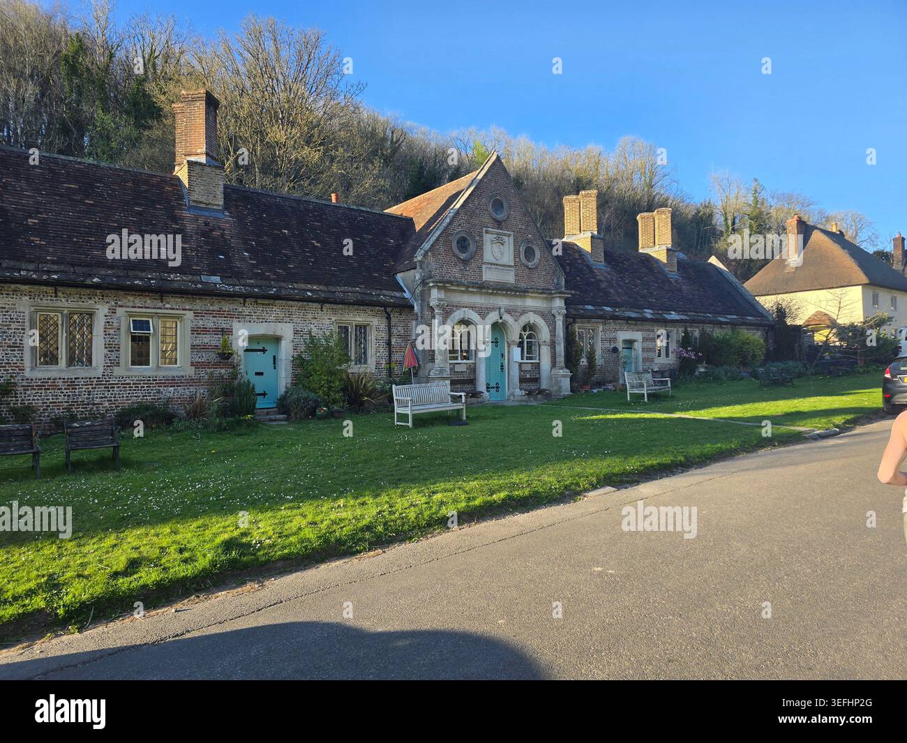 Le village historique planifié de Milton Abbas, avec sa rangée emblématique de cottages blanchis à la chaux et de chaume, Dorset, Angleterre, Royaume-Uni Banque D'Images