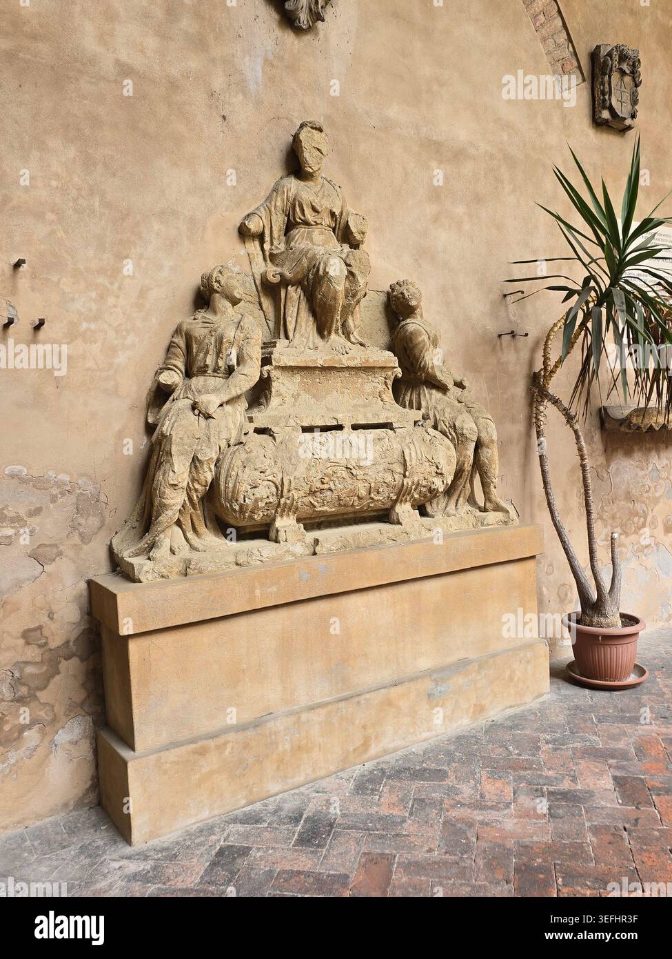Groupe sculptural en pierre altérée avec figure debout centrale et assistants agenouillés sur un socle, Padoue, Vénétie, Italie - Image de stock capturée avec un smartphone