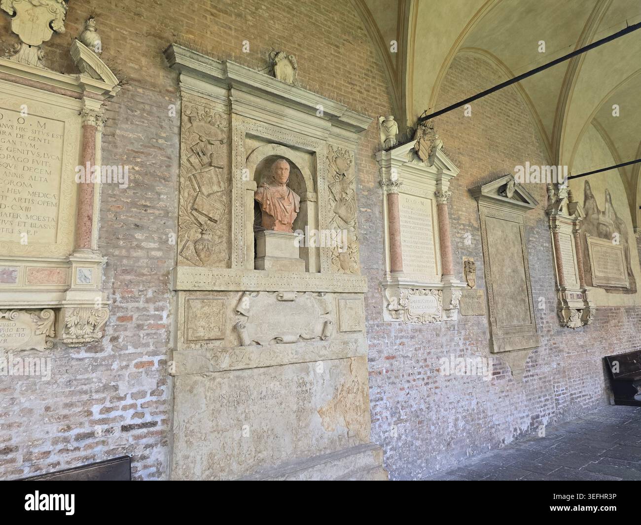 Plaques de marbre commémoratives et buste dans une niche le long d'un mur de galerie de cloître à colonnades, Padoue, Vénétie, Italie - Image de stock capturée avec un smartphone