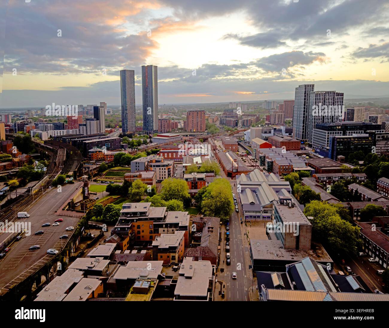 Horizon de Manchester regardant à l'ouest de Liverpool Road vers Salford au crépuscule, avec de nouvelles tours et rues de la ville. Banque D'Images