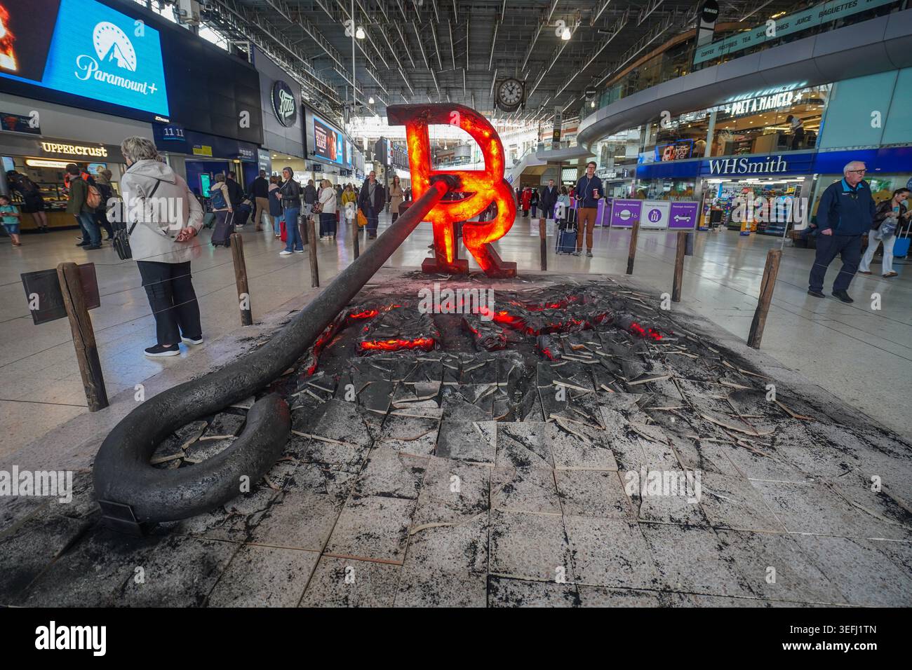 15 mai 2026 Paramount plus fait la promotion du ranch Dutton à Waterloo Station avec du fer de marque et une installation de plancher fissuré Banque D'Images