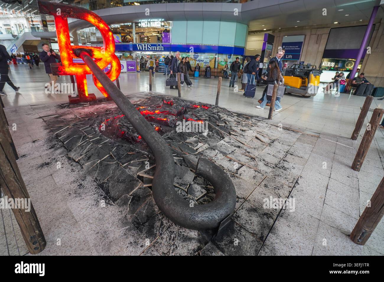 15 mai 2026 Paramount plus fait la promotion du ranch Dutton à Waterloo Station avec du fer de marque et une installation de plancher fissuré Banque D'Images
