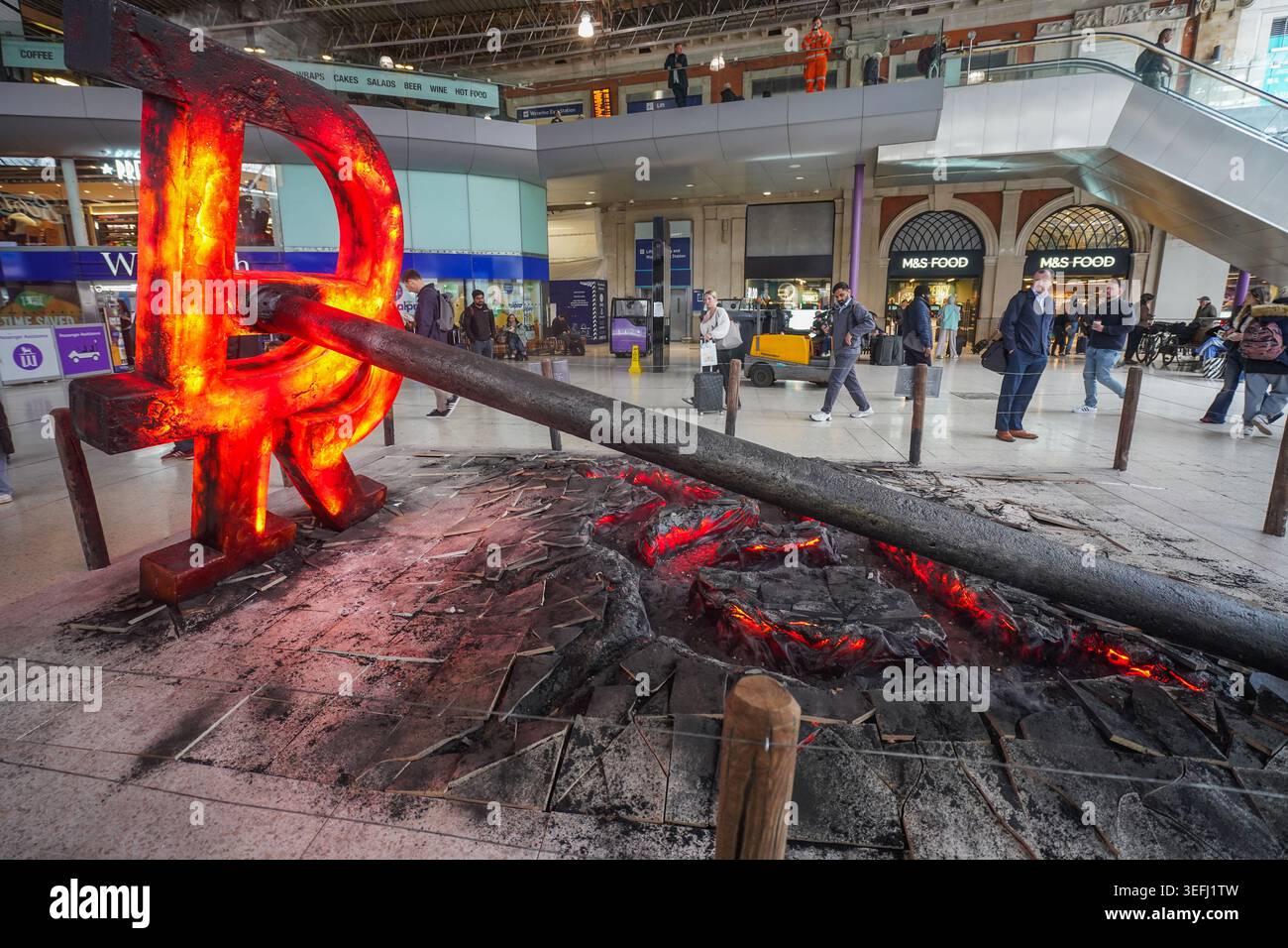 15 mai 2026 Paramount plus fait la promotion du ranch Dutton à Waterloo Station avec du fer de marque et une installation de plancher fissuré Banque D'Images