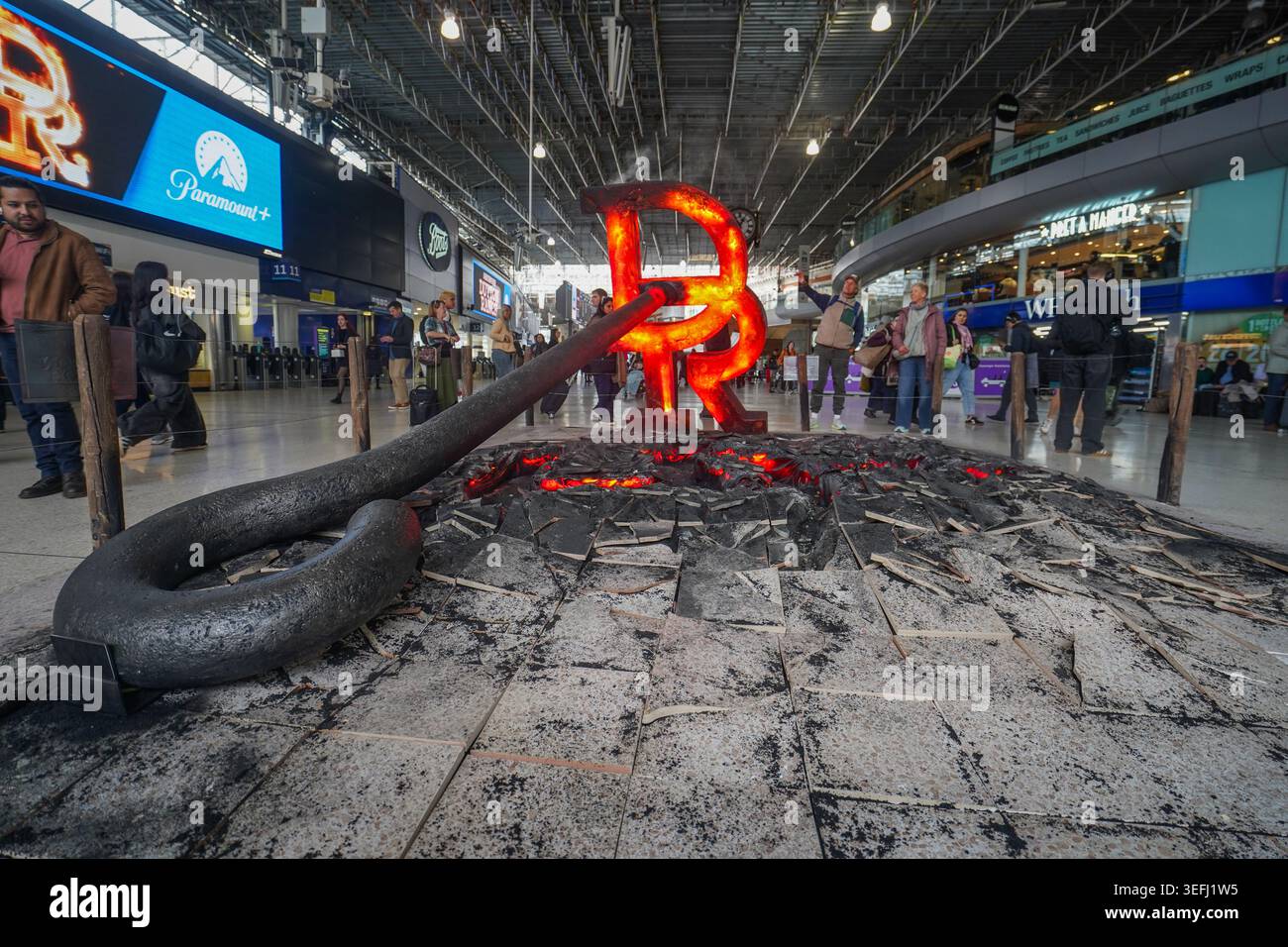 15 mai 2026 Paramount plus fait la promotion du ranch Dutton à Waterloo Station avec du fer de marque et une installation de plancher fissuré Banque D'Images
