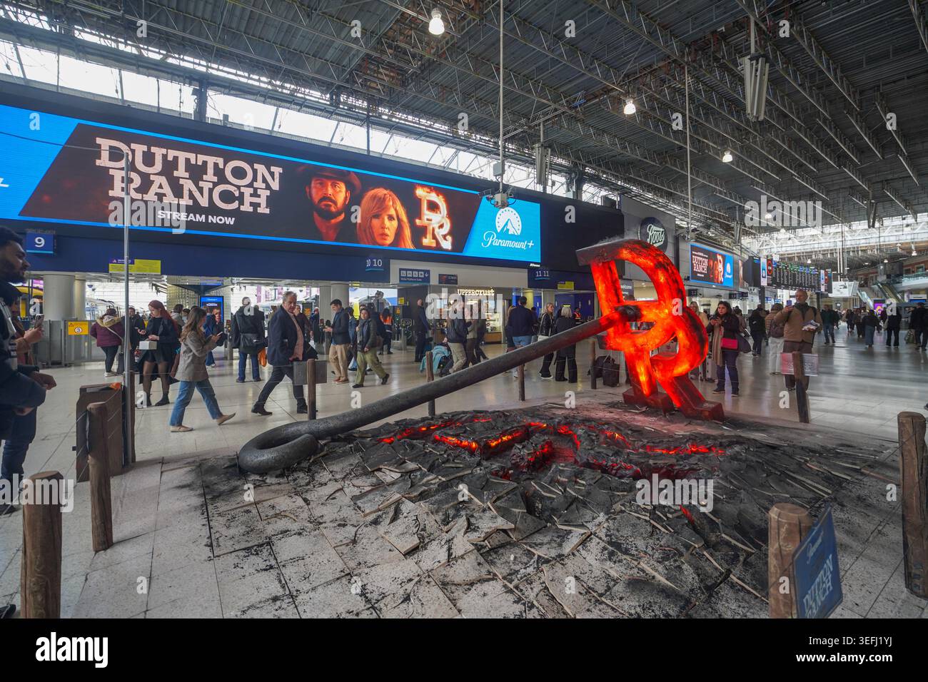 15 mai 2026 Paramount plus fait la promotion du ranch Dutton à Waterloo Station avec du fer de marque et une installation de plancher fissuré Banque D'Images