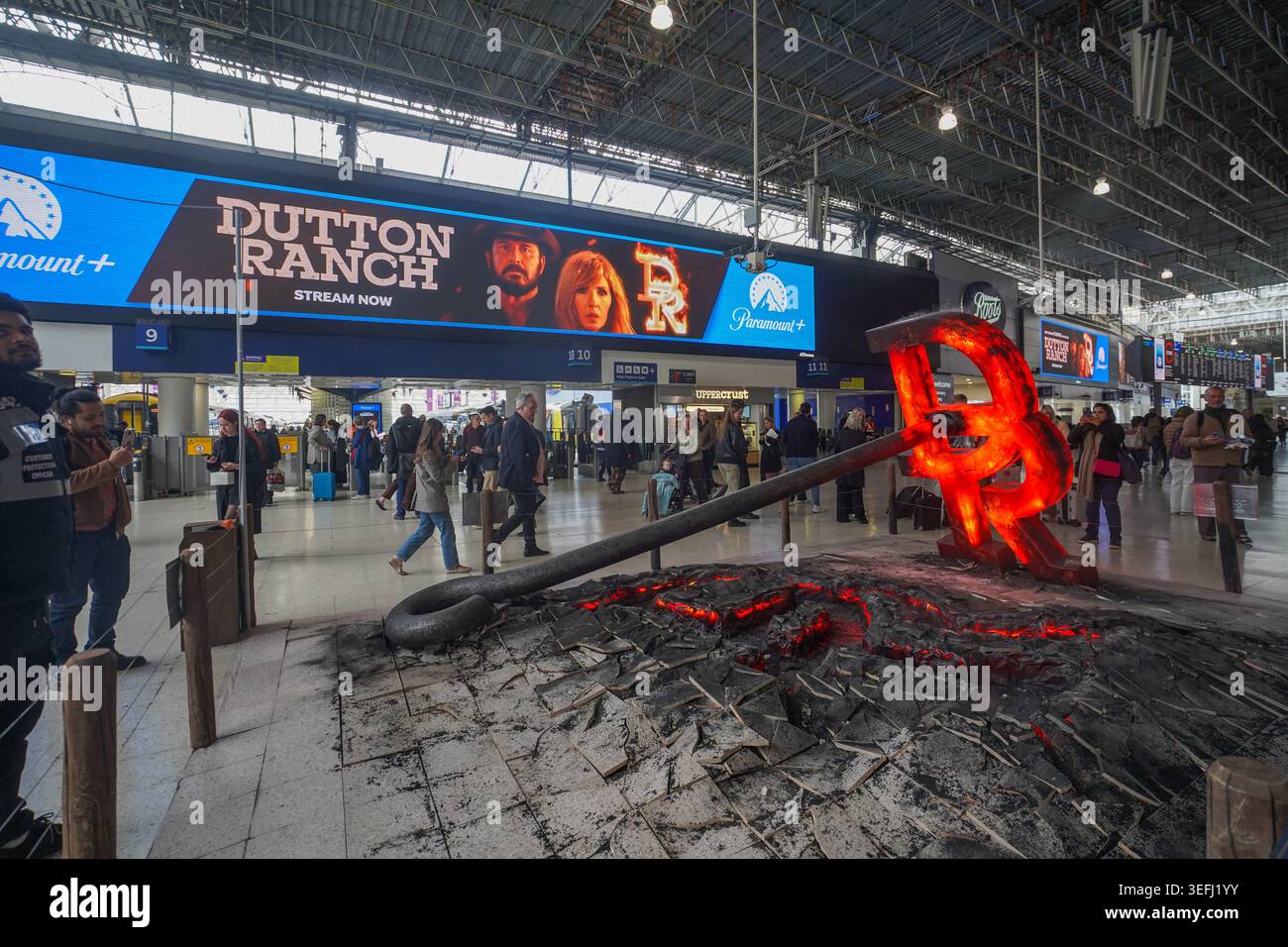 15 mai 2026 Paramount plus fait la promotion du ranch Dutton à Waterloo Station avec du fer de marque et une installation de plancher fissuré Banque D'Images
