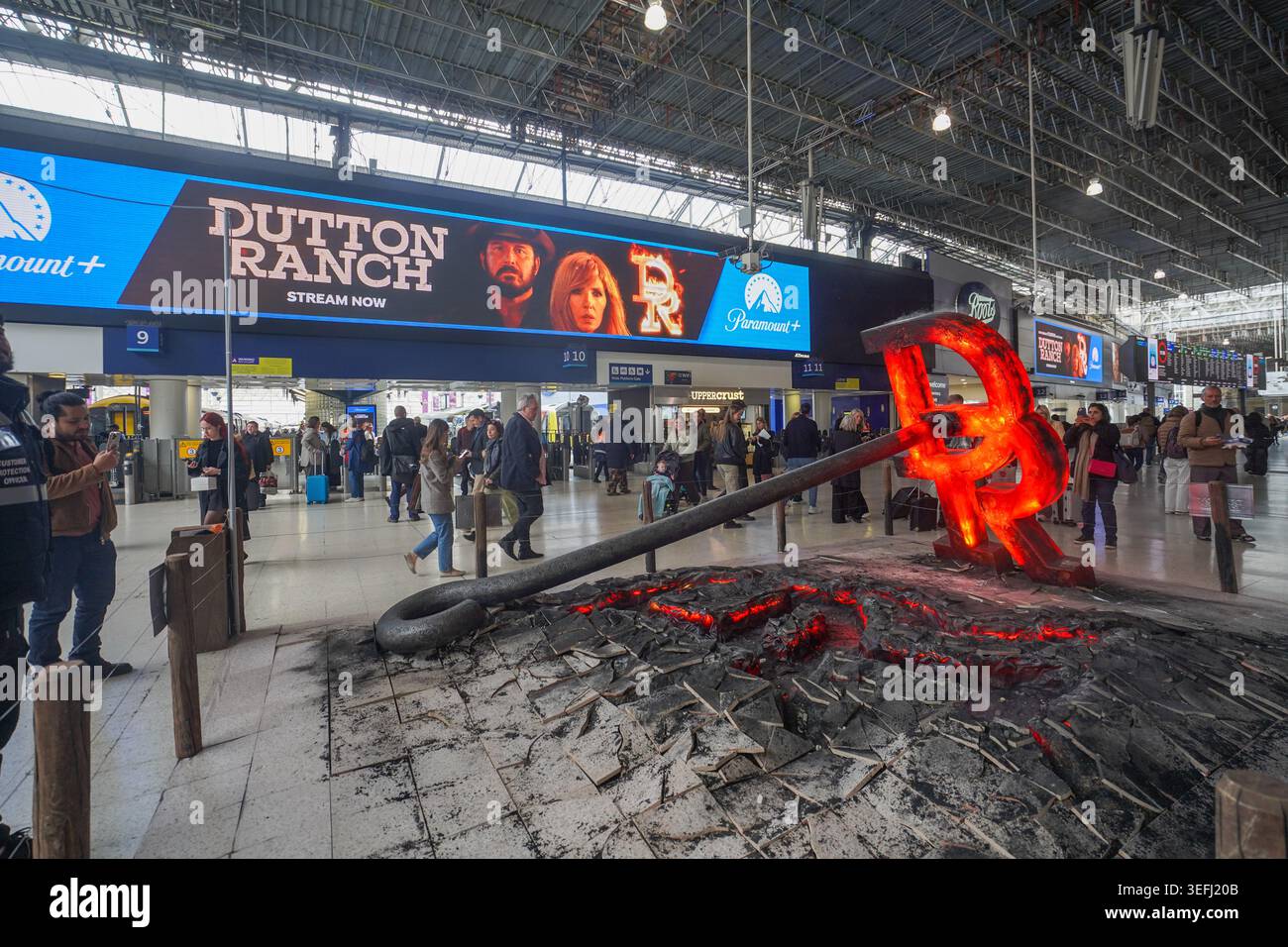 15 mai 2026 Paramount plus fait la promotion du ranch Dutton à Waterloo Station avec du fer de marque et une installation de plancher fissuré Banque D'Images