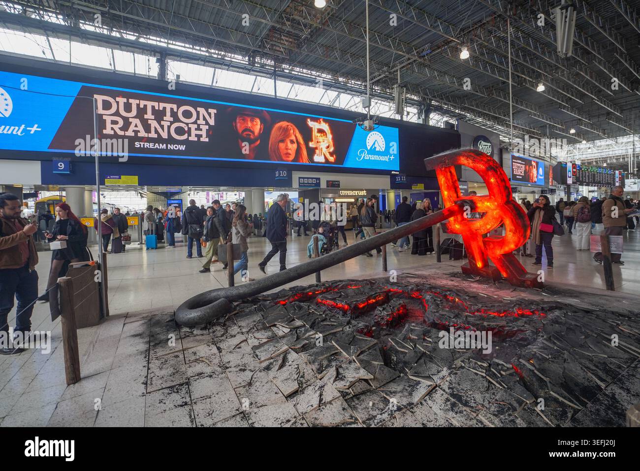 15 mai 2026 Paramount plus fait la promotion du ranch Dutton à Waterloo Station avec du fer de marque et une installation de plancher fissuré Banque D'Images