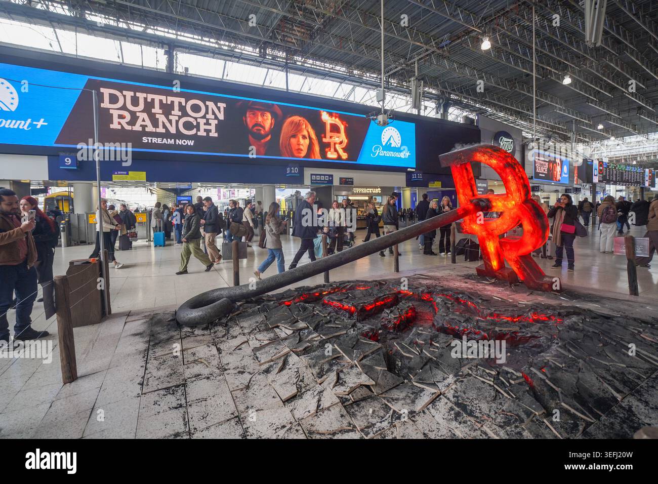 15 mai 2026 Paramount plus fait la promotion du ranch Dutton à Waterloo Station avec du fer de marque et une installation de plancher fissuré Banque D'Images