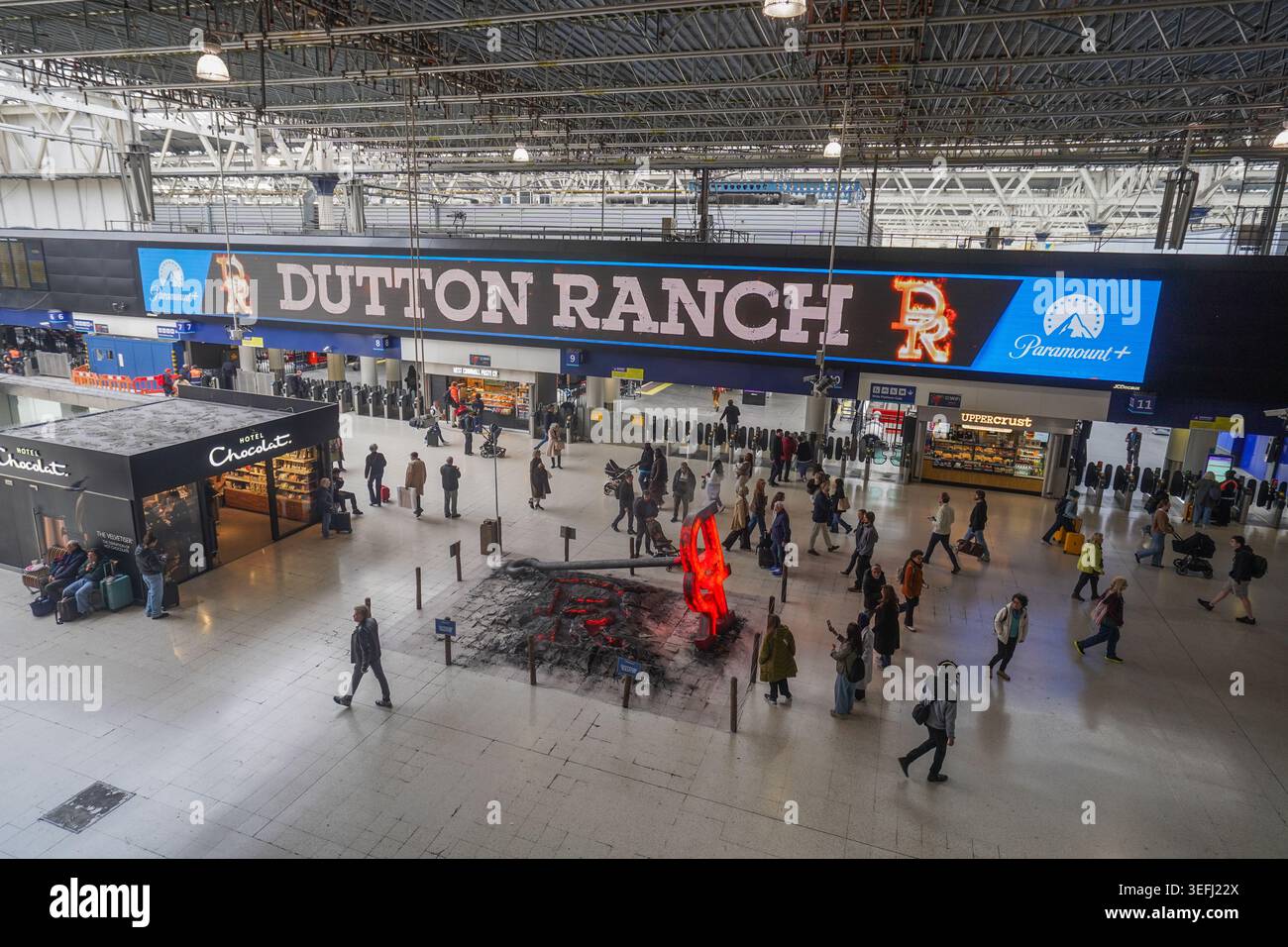 15 mai 2026 Paramount plus fait la promotion du ranch Dutton à Waterloo Station avec du fer de marque et une installation de plancher fissuré Banque D'Images