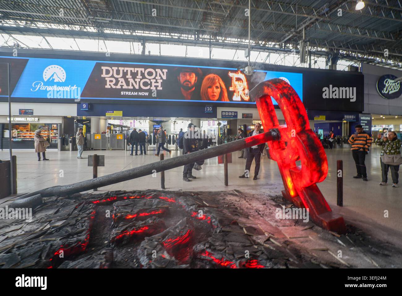 15 mai 2026 Paramount plus fait la promotion du ranch Dutton à Waterloo Station avec du fer de marque et une installation de plancher fissuré Banque D'Images